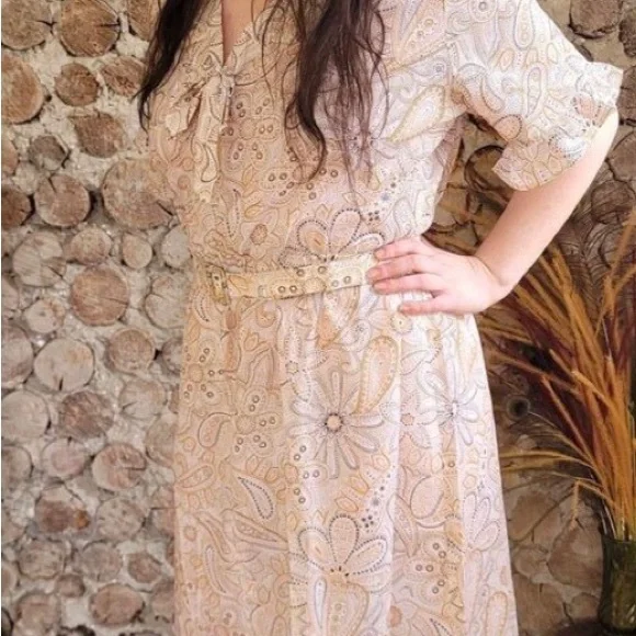 Vintage 1970s Paisley White Tan Polyester Dress, original belt, relaxed fit US16 - Picture 3 of 3